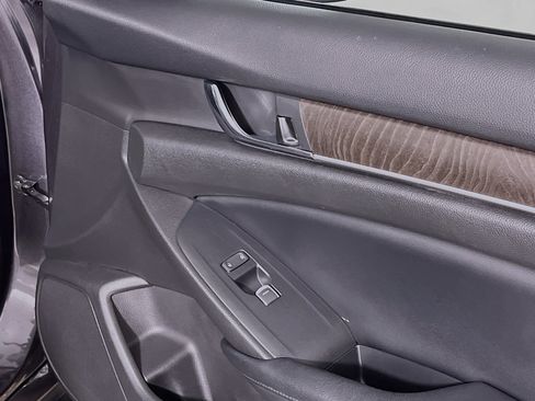 Used 2018 Honda Accord EX image 32