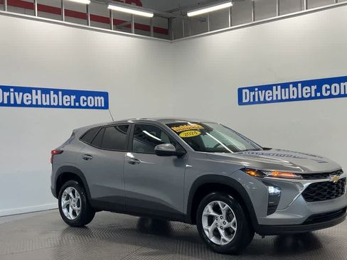 Used 2024 Chevrolet Trax LS w/ LS Convenience Package FWD image 4