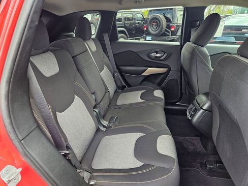 Used 2018 Jeep Cherokee Latitude w/ Altitude Package image 28