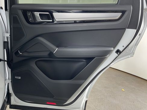 Certified 2023 Porsche Cayenne Platinum Edition image 21