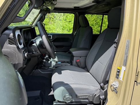 New 2025 Jeep Gladiator Sport image 13