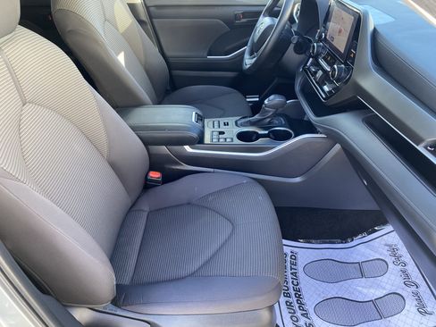 Used 2024 Toyota Highlander LE image 9