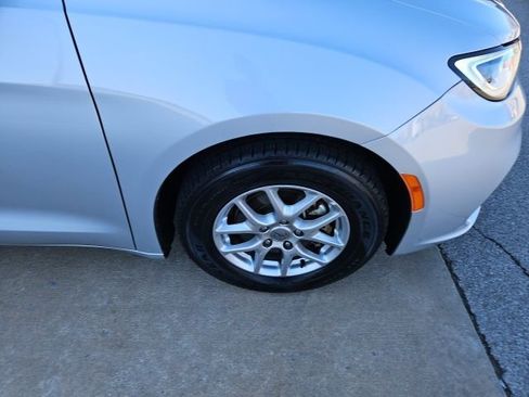 Used 2024 Chrysler Pacifica Touring-L image 9