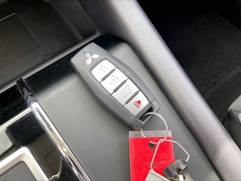 Used 2024 Mitsubishi Outlander SE image 15