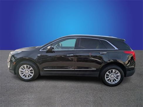 Used 2017 Cadillac XT5 FWD image 2