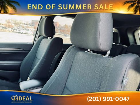 Used 2017 Jeep Grand Cherokee Laredo w/ Quick Order Package 23E AWD/4WD image 10