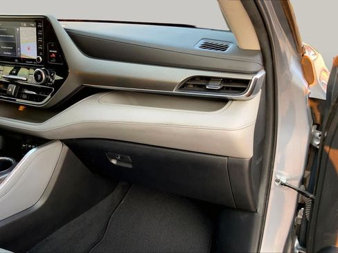 Used 2021 Toyota Highlander Limited FWD image 19