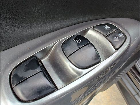 Used 2011 Nissan Juke SV image 27