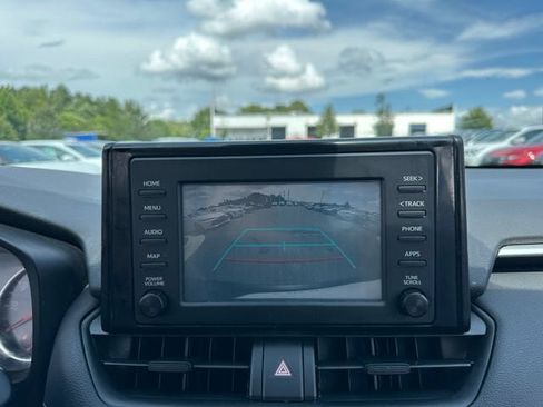Used 2019 Toyota RAV4 LE FWD image 18