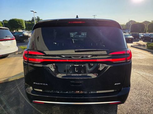 New 2027 Chrysler Pacifica Select AWD/4WD image 4