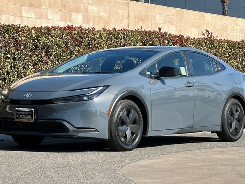 Used 2025 Toyota Prius LE image 8