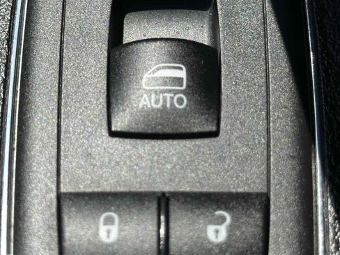 Used 2018 Dodge Charger SXT w/ Blacktop Package RWD image 28