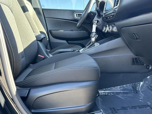 Used 2023 Hyundai Venue SEL image 16