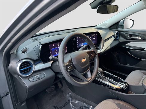 Used 2024 Chevrolet Trax LT image 9