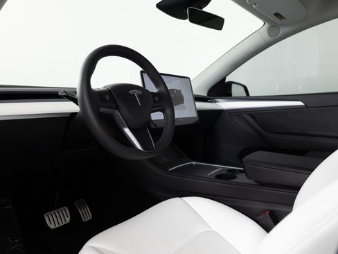 Used 2024 Tesla Model Y Performance image 12