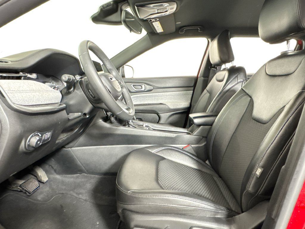 Used 2024 Jeep Compass Latitude AWD/4WD image 10