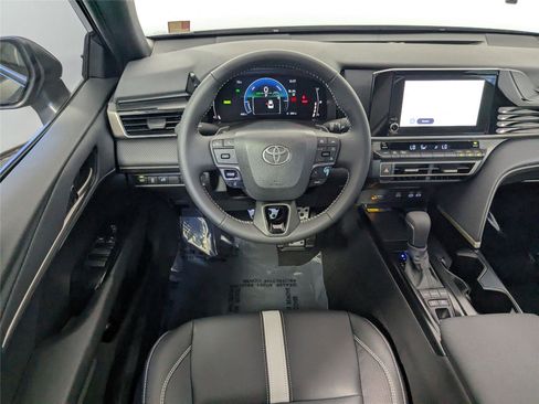 Used 2025 Toyota Camry SE image 8