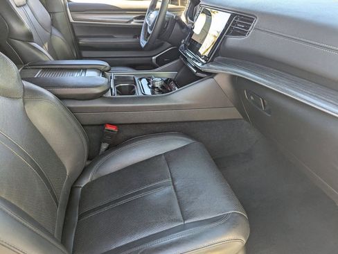 Used 2023 Jeep Wagoneer L Series II image 12
