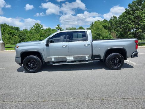 Used 2024 Chevrolet Silverado 2500 High Country w/ High Country Premium Package AWD/4WD image 2