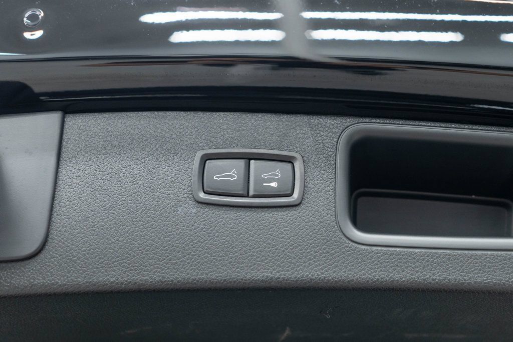Used 2024 Porsche Macan AWD/4WD image 32