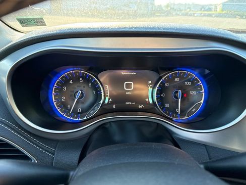 Used 2026 Chrysler Pacifica Limited FWD image 18