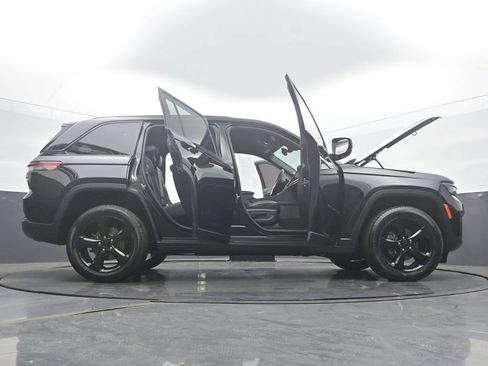 Used 2023 Jeep Grand Cherokee Altitude AWD/4WD image 58
