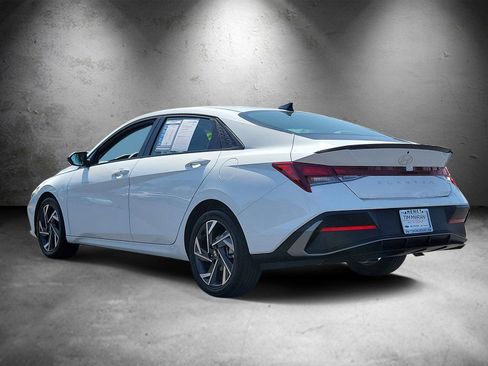 Used 2025 Hyundai Elantra Sport FWD image 4