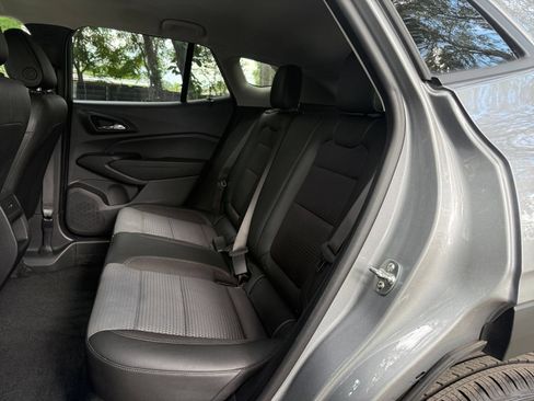 Used 2025 Chevrolet Trax LT FWD image 35