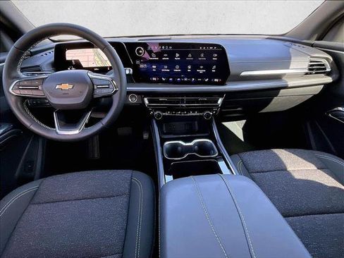 Used 2025 Chevrolet Traverse LT FWD image 16