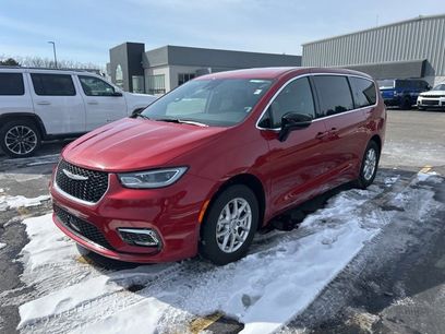 Used 2025 Chrysler Pacifica Select