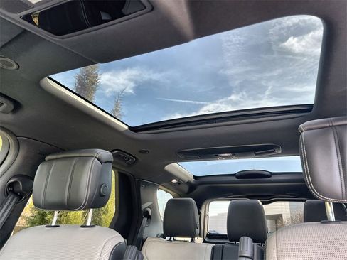 Used 2024 Land Rover Discovery Metropolitan Edition image 20