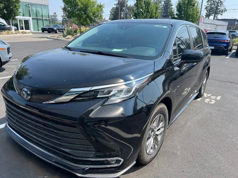 Used 2022 Toyota Sienna XLE FWD image 1