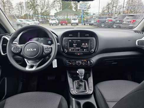 Used 2025 Kia Soul LX image 4