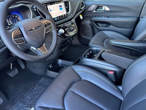 New 2026 Chrysler Pacifica Select image 9