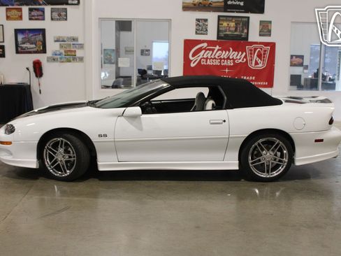 Used 2001 Chevrolet Camaro Z28 w/ SS Performance/Appearance Pkg RWD image 5