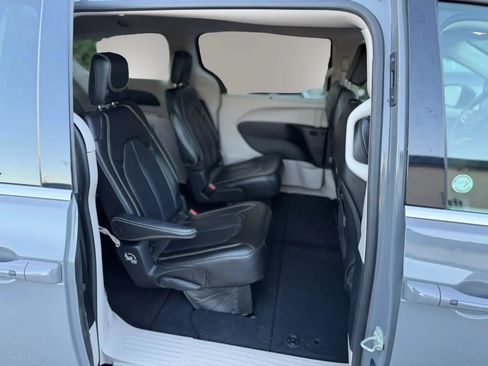 Used 2023 Chrysler Pacifica Touring-L FWD image 3