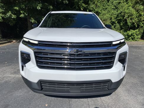 Used 2026 Chevrolet Traverse LT FWD image 3