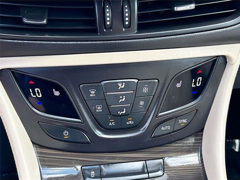 Used 2020 Buick Envision Essence FWD image 16