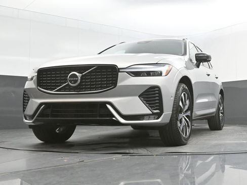 Certified 2024 Volvo XC60 B5 Plus AWD/4WD image 30