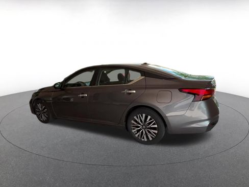Used 2025 Nissan Altima 2.5 SV FWD image 10