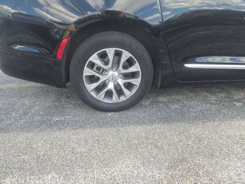 Used 2025 Chrysler Pacifica Pinnacle FWD image 9
