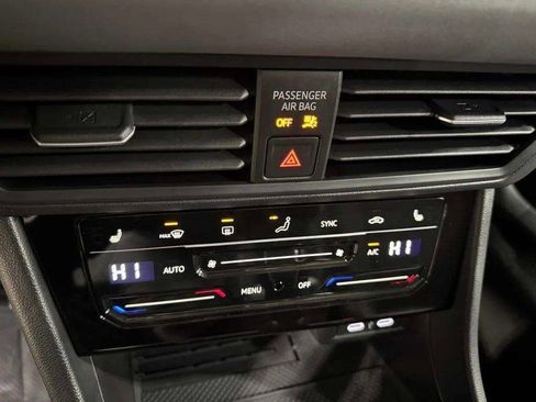 Used 2025 Volkswagen Jetta SE FWD image 29