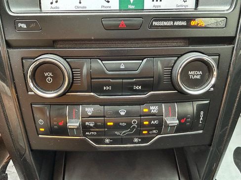 Used 2017 Ford Explorer XLT w/ XLT Technology Feature Bundle AWD/4WD image 27