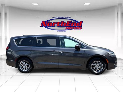 Used 2023 Chrysler Pacifica Touring-L FWD image 8