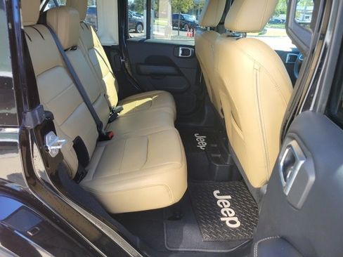 Used 2018 Jeep Wrangler Unlimited Sahara image 22