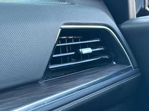 Used 2025 Chevrolet Suburban Premier image 29