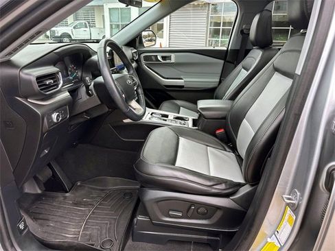 Used 2022 Ford Explorer XLT w/ Equipment Group 202A image 9