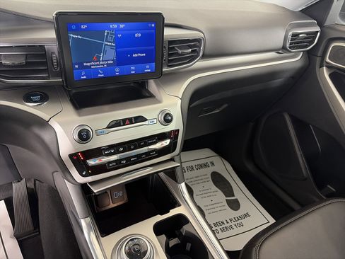 Used 2022 Ford Explorer XLT w/ Equipment Group 202A image 4