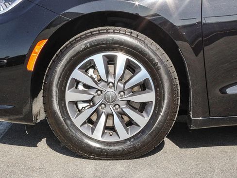 Used 2024 Chrysler Pacifica Limited FWD image 10