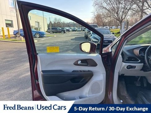 Used 2017 Chrysler Pacifica Touring-L Plus image 11